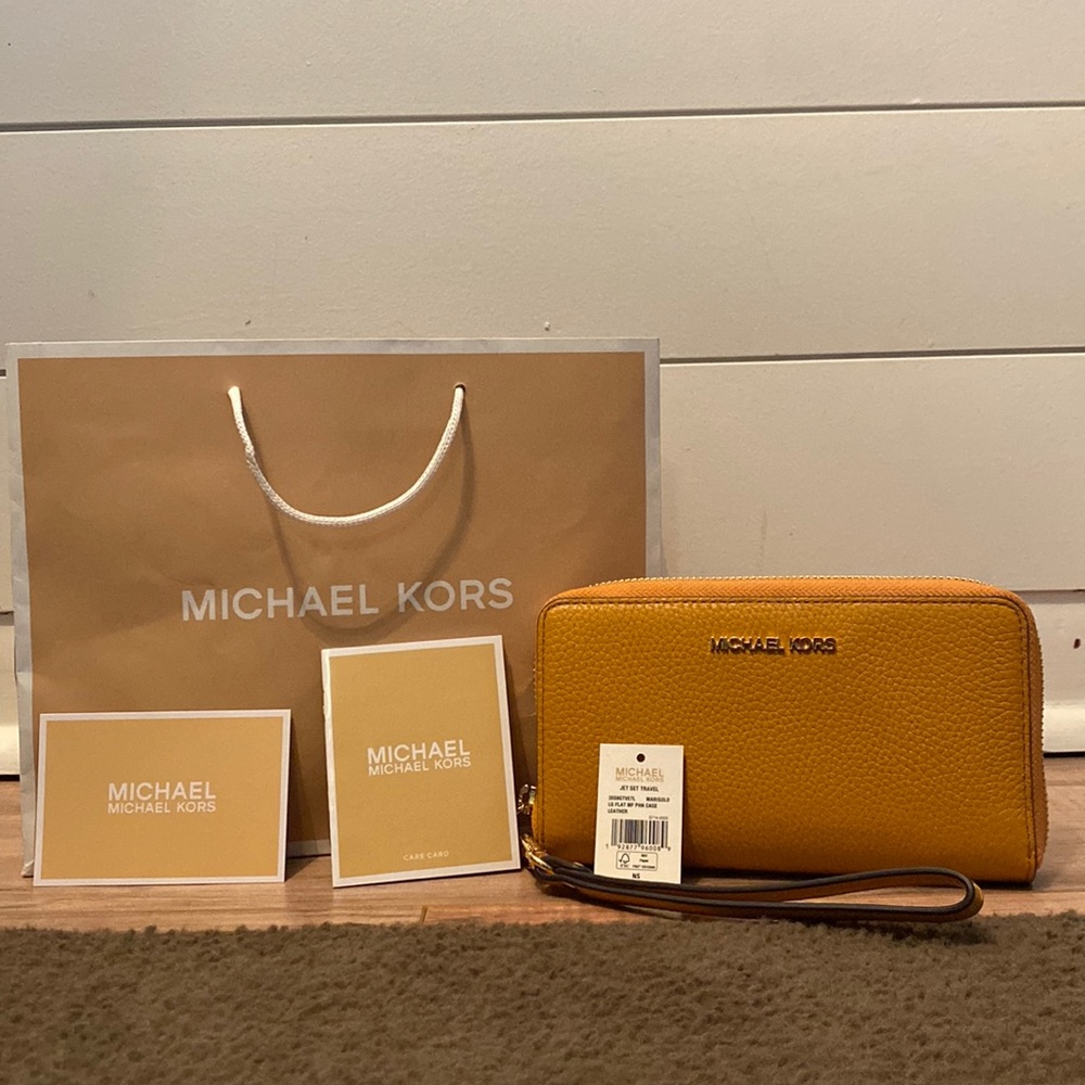 Michael Kors Jet Set Travel Large Leather Phone Case/Wristlet